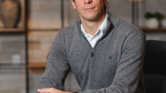 Executivos em reunião discutindo estratégia de investimentos alternativos.