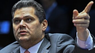 Davi Alcolumbre em reunião no Senado discutindo pautas econômicas.