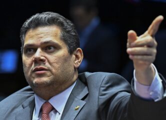 Davi Alcolumbre em reunião no Senado discutindo pautas econômicas.