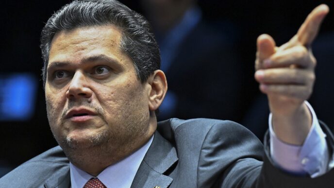 Davi Alcolumbre em reunião no Senado discutindo pautas econômicas.