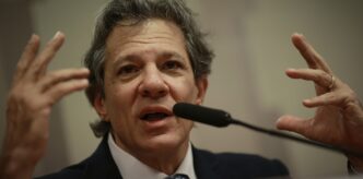 Ministro Fernando Haddad discursa em evento sobre seguros, ressaltando a importância da confiança e regulação moderna para o setor de seguros.