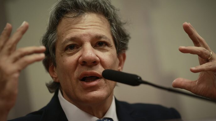 Ministro Fernando Haddad discursa em evento sobre seguros, ressaltando a importância da confiança e regulação moderna para o setor de seguros.