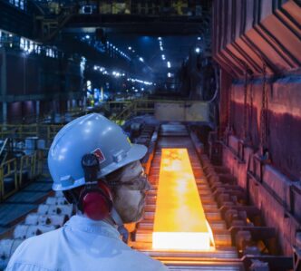 Fachada de um prédio da CSN, empresa afetada pela turbulência no mercado de crédito brasileiro.