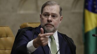 Ministro Dias Toffoli em audiência pública no STF, defendendo que a corte atua de forma colegiada e julga um alto volume de processos.