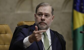 Ministro Dias Toffoli em audiência pública no STF, defendendo que a corte atua de forma colegiada e julga um alto volume de processos.