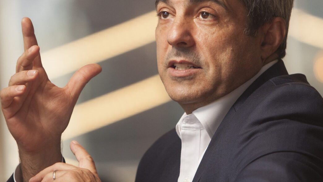 Gráfico mostrando a queda nas taxas futuras das NTN-Bs e o avanço do Ibovespa, indicando alívio no mercado de renda fixa.