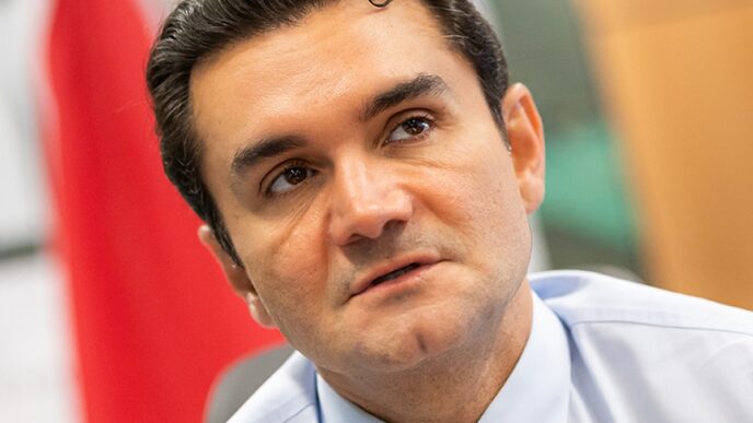 Ministro do Turismo, Celso Sabino, em evento, defendendo sua permanência no governo Lula.