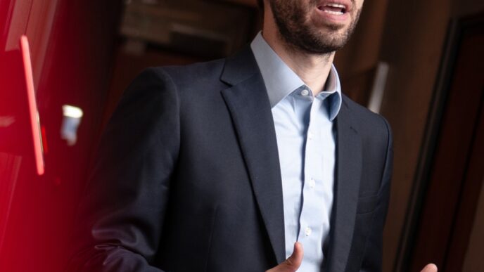 Gráfico ilustrando o crescimento do modelo de taxa fixa em assessoria de investimentos.