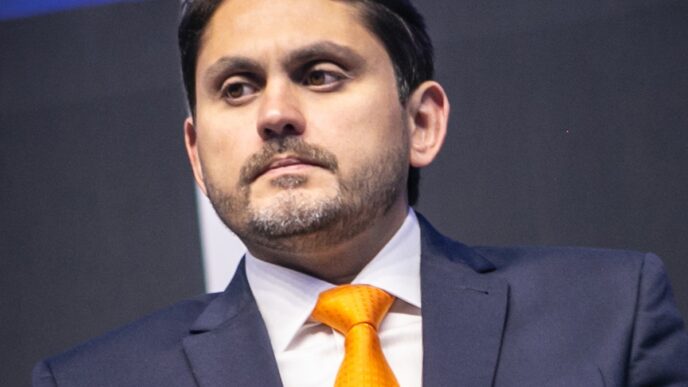 Deputado Juscelino Filho em reunião para discutir medidas de contenção de gastos