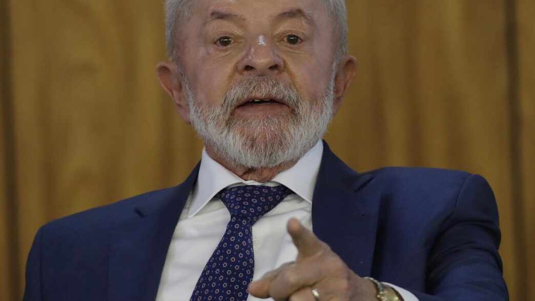Presidente Lula discursando em evento no Rio de Janeiro ao lado de Eduardo Paes. Palavra-chave: juiz picareta Witzel Lula.