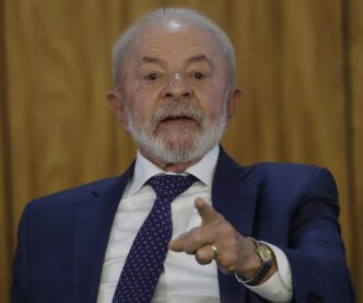 Presidente Lula discursando em evento no Rio de Janeiro ao lado de Eduardo Paes. Palavra-chave: juiz picareta Witzel Lula.