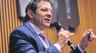 Fernando Haddad em reunião sobre a reforma do Imposto de Renda.