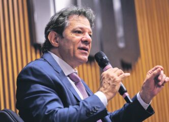 Fernando Haddad em reunião sobre a reforma do Imposto de Renda.