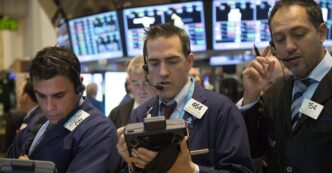Gráfico da bolsa de Nova York com o índice Dow Jones em alta, impulsionado por bons resultados corporativos.