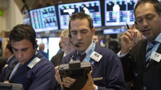 Gráfico da bolsa de Nova York com o índice Dow Jones em alta, impulsionado por bons resultados corporativos.