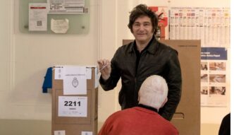 Gráfico do mercado financeiro argentino com alta após vitória de Javier Milei nas eleições legislativas.