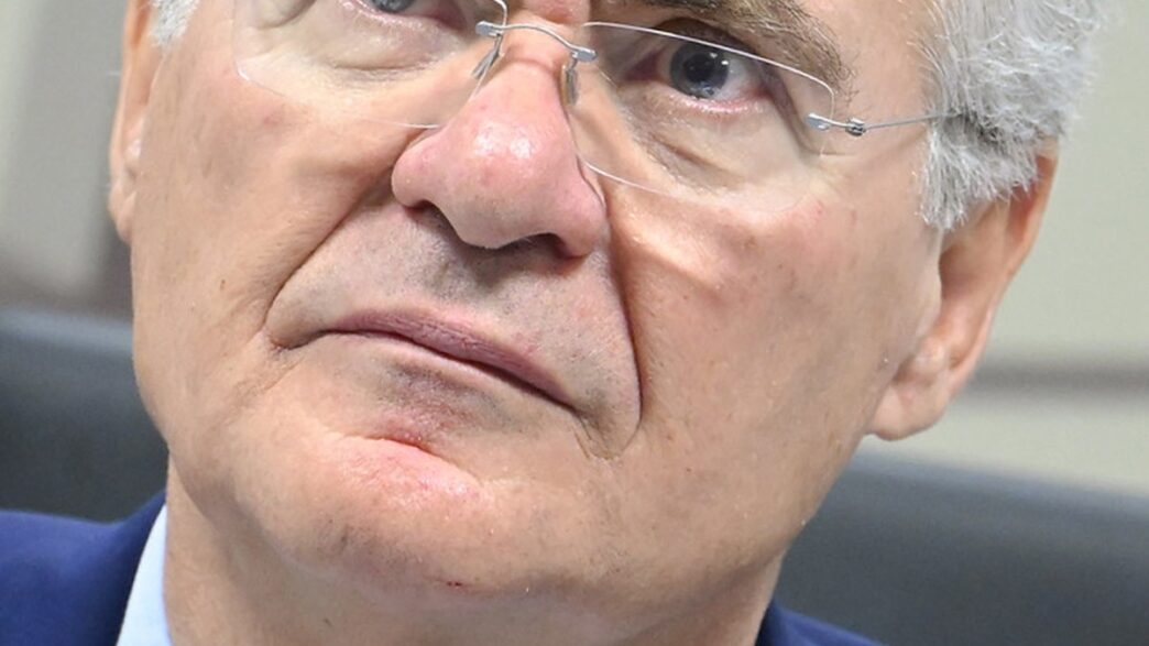 Renan Calheiros em reunião no Senado, aguardando dados da Fazenda sobre isenção de IR.