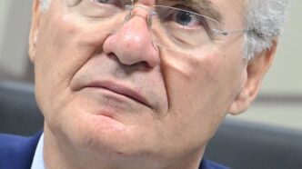 Renan Calheiros em reunião no Senado, aguardando dados da Fazenda sobre isenção de IR.