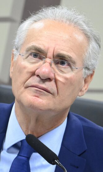 Renan Calheiros em reunião no Senado, aguardando dados da Fazenda sobre isenção de IR.