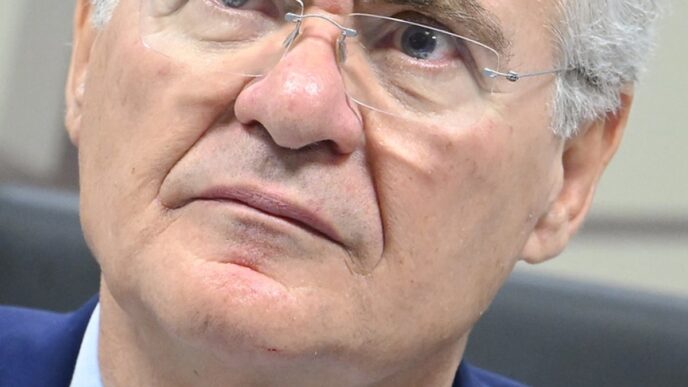 Renan Calheiros em reunião no Senado, aguardando dados da Fazenda sobre isenção de IR.