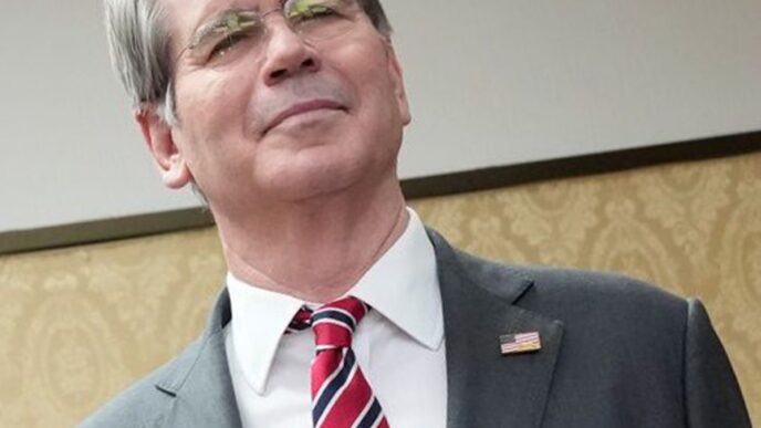 Scott Bessent, secretário do Tesouro dos EUA, em coletiva de imprensa, criticando a condução do Fed e anunciando a busca por um novo presidente.