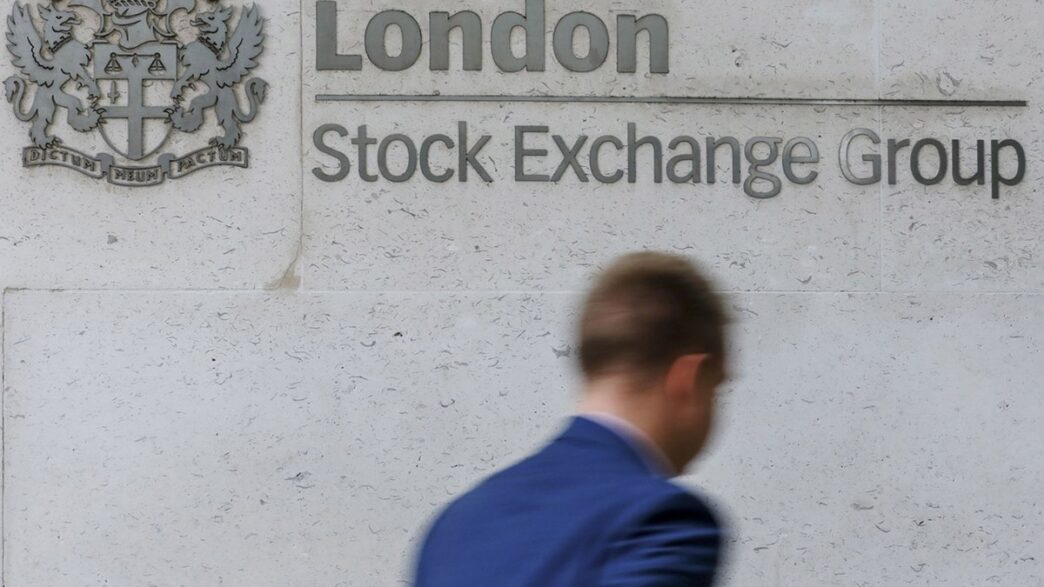 Gráfico de ações europeias com destaque para Londres em alta histórica durante a temporada de balanços.