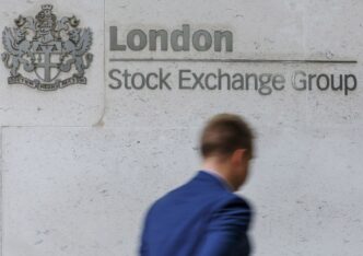 Gráfico de ações europeias com destaque para Londres em alta histórica durante a temporada de balanços.