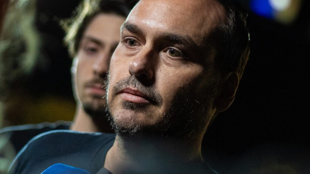 Carlos Bolsonaro em evento político em Santa Catarina, discutindo sua pré-candidatura ao Senado.