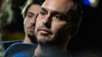 Carlos Bolsonaro em evento político em Santa Catarina, discutindo sua pré-candidatura ao Senado.