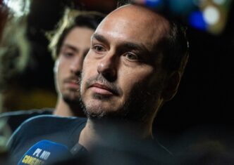 Carlos Bolsonaro em evento político em Santa Catarina, discutindo sua pré-candidatura ao Senado.