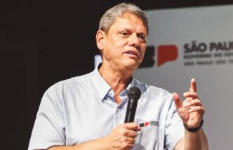 Governador Tarcísio de Freitas em evento político, discutindo a oposição ao governo Lula e a MP do IOF.
