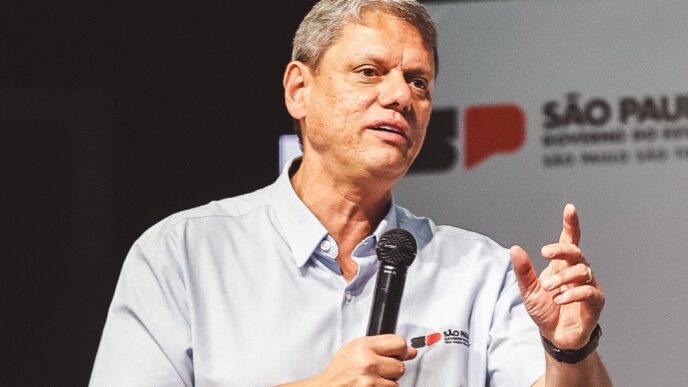 Governador Tarcísio de Freitas em evento político, discutindo a oposição ao governo Lula e a MP do IOF.