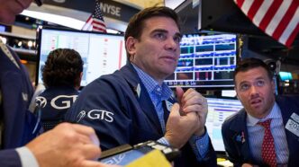 Jerome Powell, presidente do Federal Reserve, em coletiva de imprensa, sinalizando cautela sobre corte de juros em dezembro.