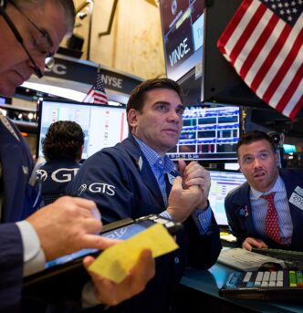 Jerome Powell, presidente do Federal Reserve, em coletiva de imprensa, sinalizando cautela sobre corte de juros em dezembro.