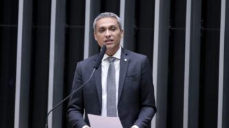 Deputado Gustavo Gayer em pronunciamento na Câmara dos Deputados, relacionado à ação suspensa no STF.