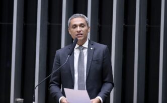 Deputado Gustavo Gayer em pronunciamento na Câmara dos Deputados, relacionado à ação suspensa no STF.