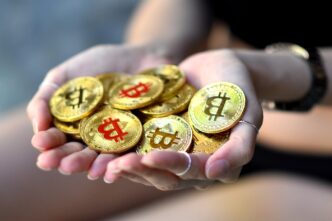 ouro e bitcoin — foto ilustrativa
