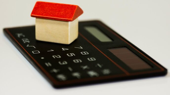 Representação de uma casa com símbolo de crédito imobiliário em destaque.