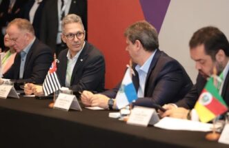 Governadores de oposição a Lula se solidarizam com Cláudio Castro após operação policial letal no Rio.