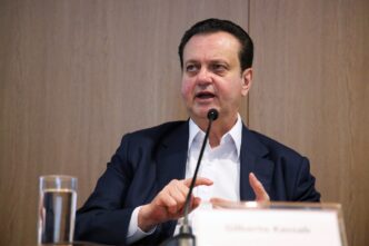 Gilberto Kassab e Baleia Rossi em evento político, discutindo a renovação política e candidaturas presidenciais.