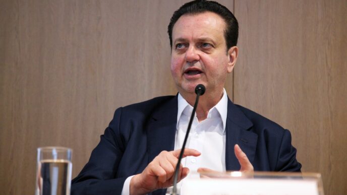 Gilberto Kassab e Baleia Rossi em evento político, discutindo a renovação política e candidaturas presidenciais.