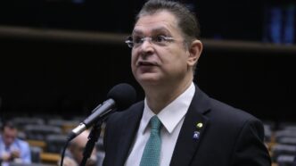 cortar salário Eduardo Bolsonaro — foto ilustrativa