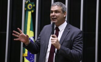Deputados em reunião na Câmara dos Deputados para discutir pautas econômicas, incluindo a revisão de incentivos fiscais.