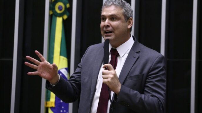 Deputados em reunião na Câmara dos Deputados para discutir pautas econômicas, incluindo a revisão de incentivos fiscais.