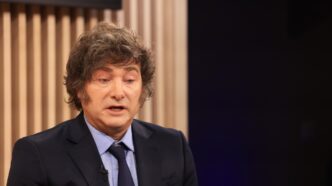 Presidente argentino Javier Milei em foco, com o 'Milei trade' em Wall Street sendo influenciado pelas eleições legislativas.