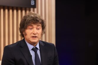 Presidente argentino Javier Milei em foco, com o 'Milei trade' em Wall Street sendo influenciado pelas eleições legislativas.