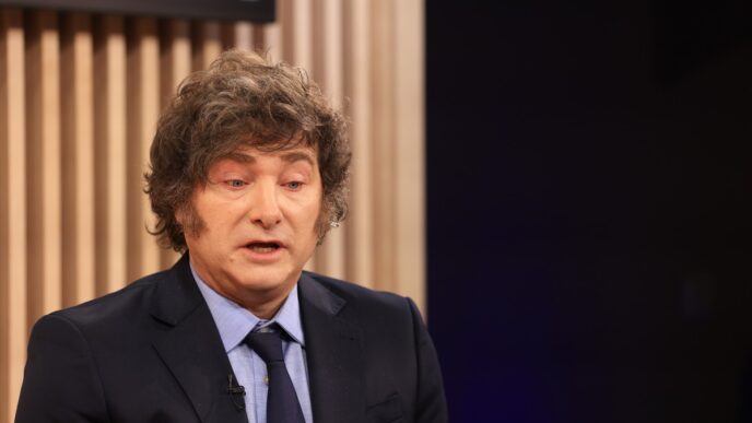 Presidente argentino Javier Milei em foco, com o 'Milei trade' em Wall Street sendo influenciado pelas eleições legislativas.