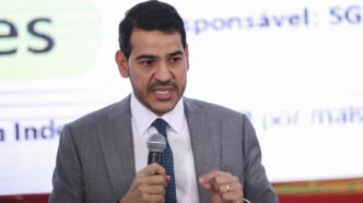 Jorge Messias, Advogado-Geral da União, em evento, com foco nas emendas Pix e sua potencial indicação ao STF.