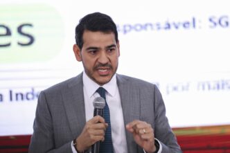 Jorge Messias, Advogado-Geral da União, em evento, com foco nas emendas Pix e sua potencial indicação ao STF.