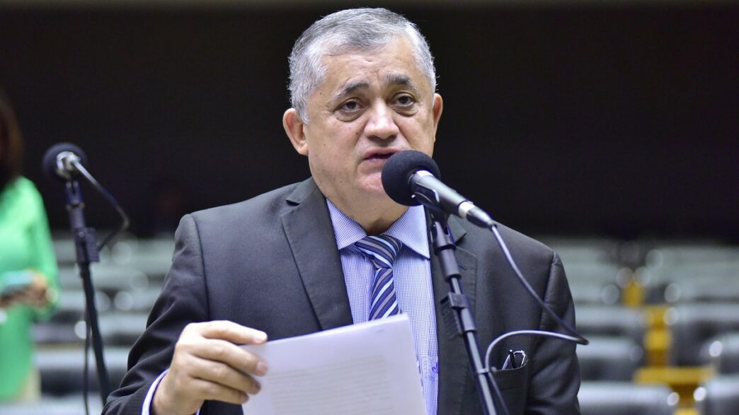 José Guimarães, líder do governo na Câmara, explicou a mudança de estratégia na MP do IOF para o projeto de regularização patrimonial.